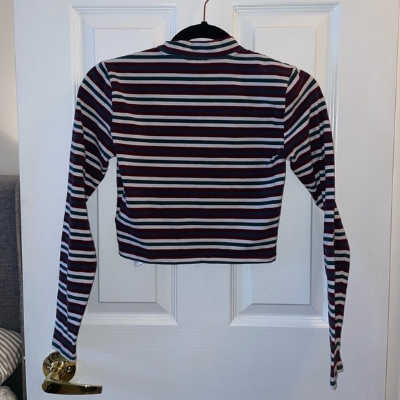 🖤 GUESS Cropped long sleeve top​​​​​​​ 🖤 - Picture 6 of 6